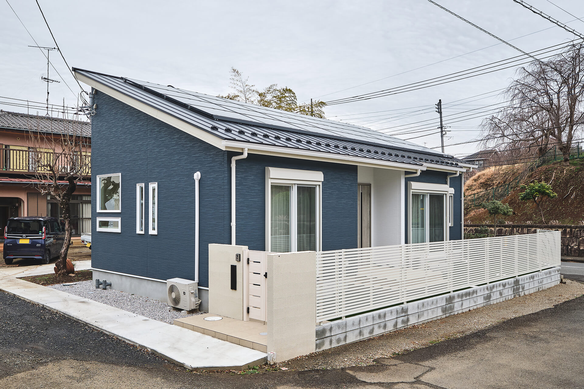 太陽光パネルはたっぷり11.2kW搭載。電気自動車の電気は全てここでまかなえています。